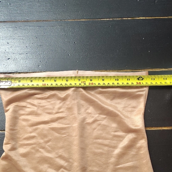 SKIMS- Shapewear BODY SHORTS - Picture 6 of 12